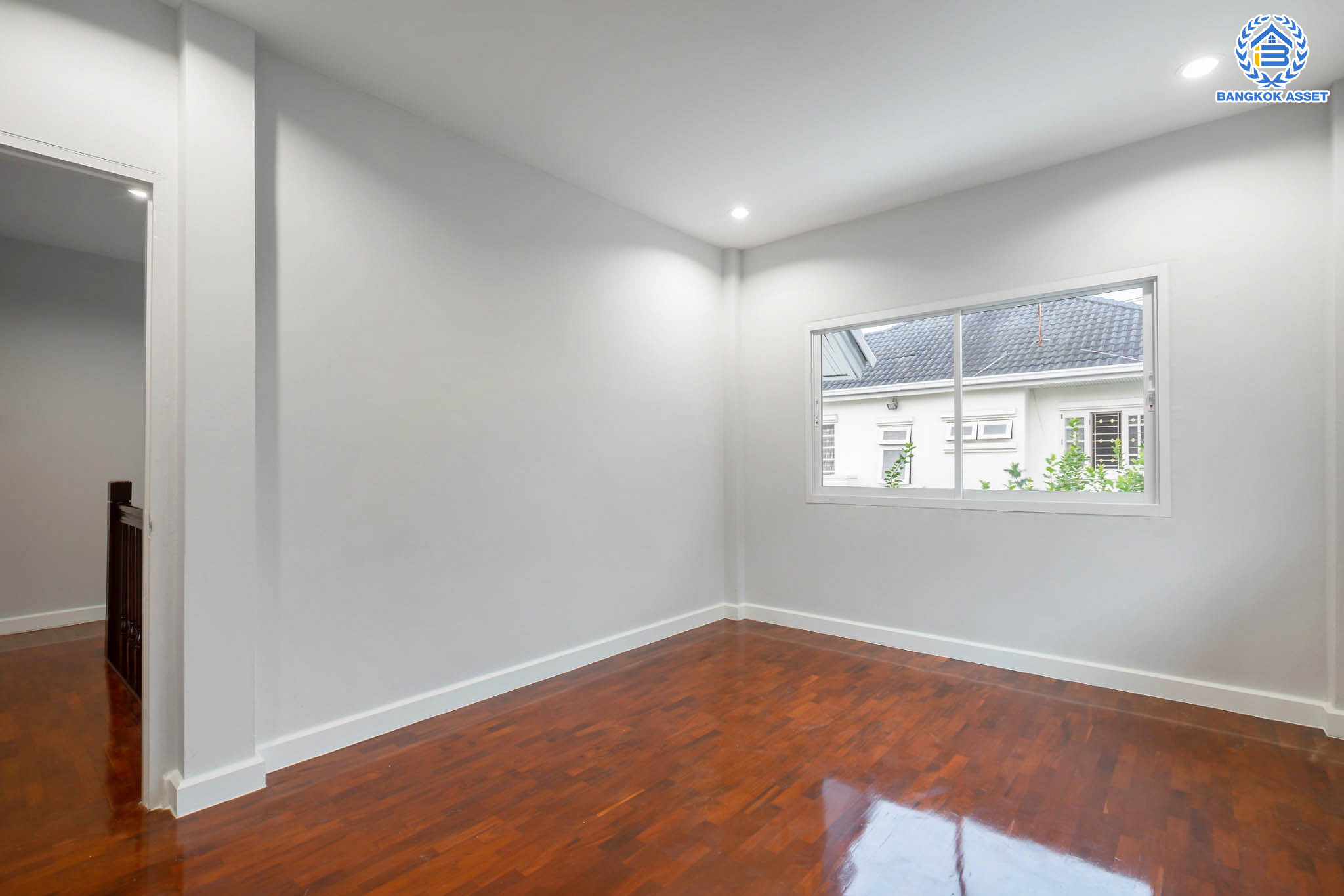 บ้านมือสองตกแต่งใหม่ ม.มณีรินทร์ รัตนาธิเบศร์ แบรนด์ Property Perfect หลังใหญ่ เนื้อที่ 60 ตร.ว. ฟังก์ชันจัดเต็ม 4 ห้องนอน 3 ห้องน้ำ 1 ห้องอเนกประสงค์ จอดรถได้ 2 คัน บนทำเลศักยภาพ ใกล้ทางด่วนงามวงศ์วาน และเพียง 10 นาที ถึงรถไฟฟ้า "สถานีบางรักน้อยท่าอิฐ"